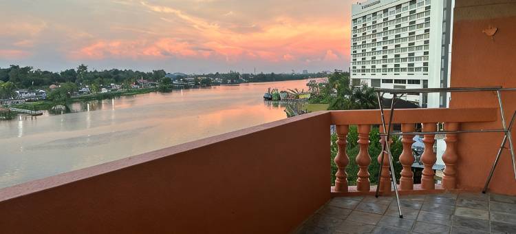 古晋河景阳台房 下楼吃海鲜 上楼看游船(Riverbank Suites Riverview 507)图片