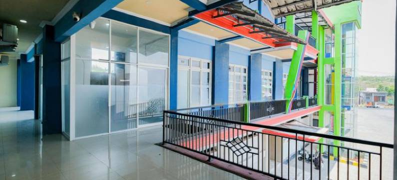 格兰德肯卡纳沙里亚旅馆尼尔威萨塔巴哈里拉蒙甘-红门酒店Mitra(Grand Kencana Guesthouse Syariah Near Wisata Bahari Lamongan)图片