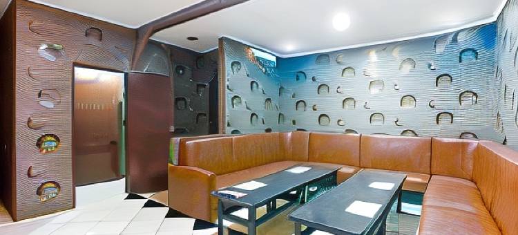 红多兹酒店-近力宝西卡朗城市步行街(RedDoorz Near City Walk Lippo Cikarang)图片