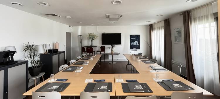 维勒局斯特库尔塔伯康铂酒店(Campanile Villejust - ZA Courtaboeuf)图片