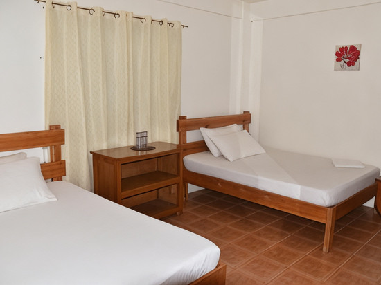 罗伊亭长滩岛酒店