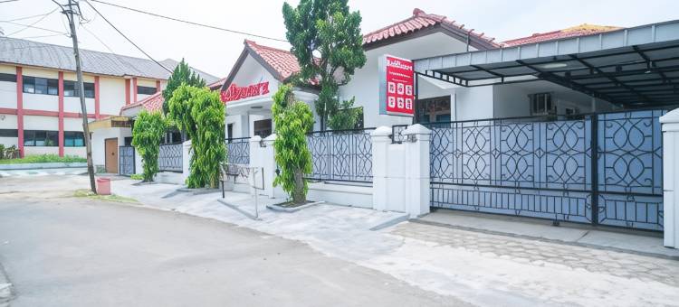 红多兹酒店-近西塞里环岛(RedDoorz Near Bundaran Ciceri)图片