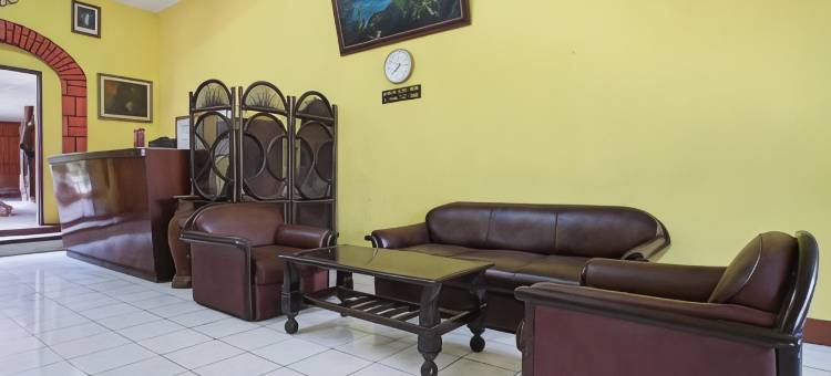 红多兹酒店-庞越邦里玛苏迪曼(RedDoorz @ Panglima Sudirman Probolinggo)图片