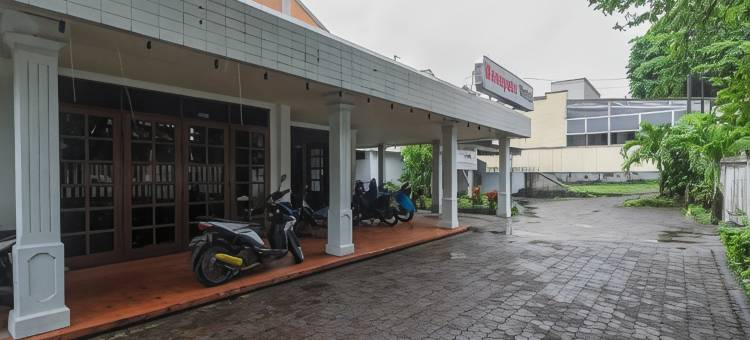 瑞德多兹酒店 @ 马纳多贾兰巴别帕拉莱克(RedDoorz at Jalan Babepalar Rike Manado)图片