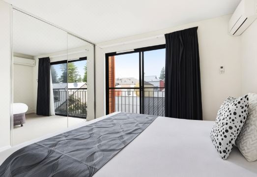 Parklane Apartments Hotel Overview