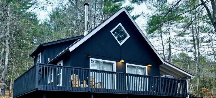 木屋，配有雪松桑拿、热水浴缸、户外电视，附近有泳池!!(Chalet w/Cedar SAUNA, HOT TUB, Outdoor TV and POOL nearby!!)图片
