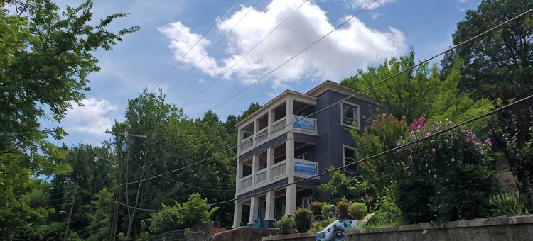 温泉城中心全新更低房价！超赞8卧室3层度假屋，无管理费！！(New Lower Rates! Amazing 8 Bedroom 3 Story Downtown Hot Springs! No Admin Fee!!)图片