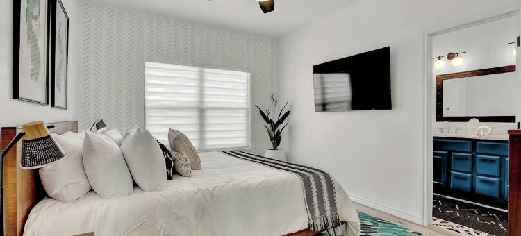 奢华现代住宅，配有热水浴缸露台和火坑！(Luxury Modern Home with Hot Tub Deck & Firepit!)图片