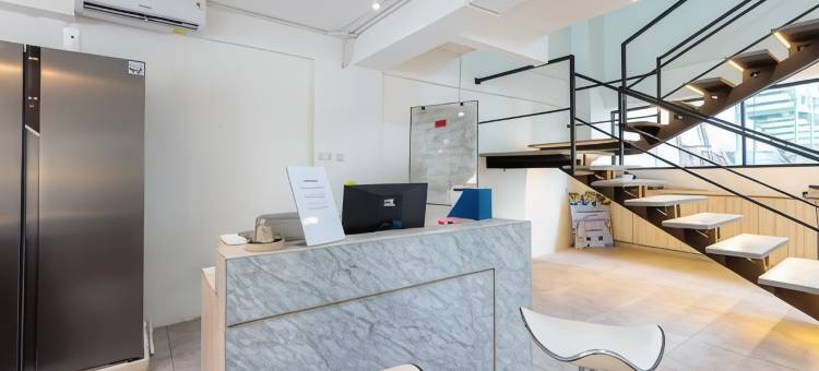 红多兹酒店近芒加杜阿购物中心(RedDoorz Near Mangga Dua Mall)图片