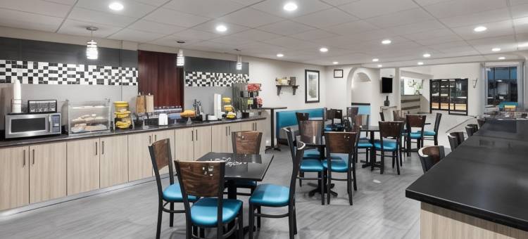 山姆休斯顿收费公路温德姆戴斯套房酒店(Days Inn & Suites by Wyndham Sam Houston Tollway)图片