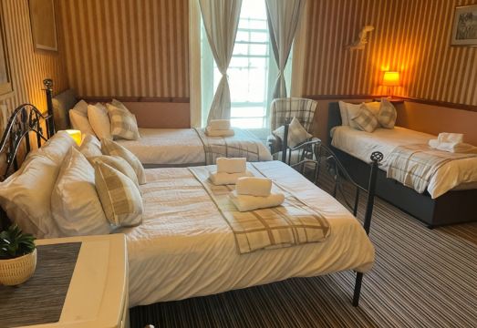 Edinburgh Travel Guest House Hotel Overview