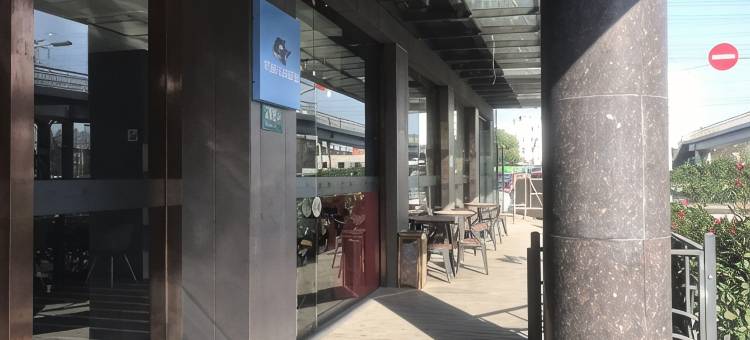 网鱼电竞酒店(上海漕河泾虹梅路地铁站店)图片