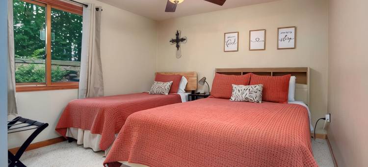 HotTub! FirePit, Private 2.5 acre Pond, 2 Kayaks! GameRoom! Slps12+图片