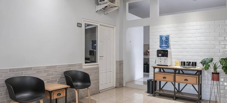 红多兹酒店-近泗水西普拉高尔夫球场(RedDoorz Near Ciputra Golf Surabaya)图片