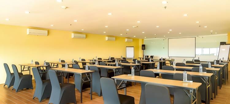 唐格朗黄蜂酒店(Yellow Bee Tangerang)图片