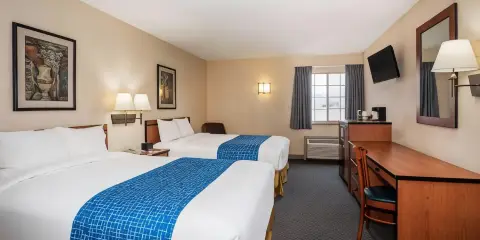 Travelodge by Wyndham科羅拉多斯普林斯機場/彼得森空軍基地酒店