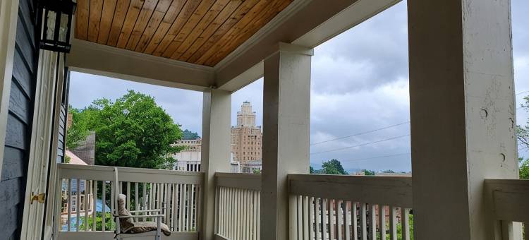 温泉城中心全新更低房价！超赞8卧室3层度假屋，无管理费！！(New Lower Rates! Amazing 8 Bedroom 3 Story Downtown Hot Springs! No Admin Fee!!)图片