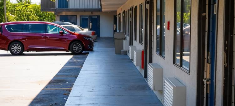 佛罗里达兰塔纳 6 号汽车旅馆(Motel 6 Lantana, FL)图片