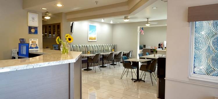阿尔伯克基机场戴斯套房酒店(Days Inn & Suites by Wyndham Airport Albuquerque)图片