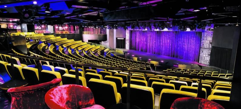 Epic Rugby Boat Marseille - at Dock图片