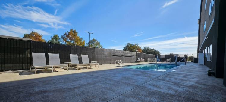 德克萨斯雷德奥克IH-35E拉昆塔温德姆套房酒店(La Quinta Inn & Suites by Wyndham-Red Oak TX IH-35E)图片