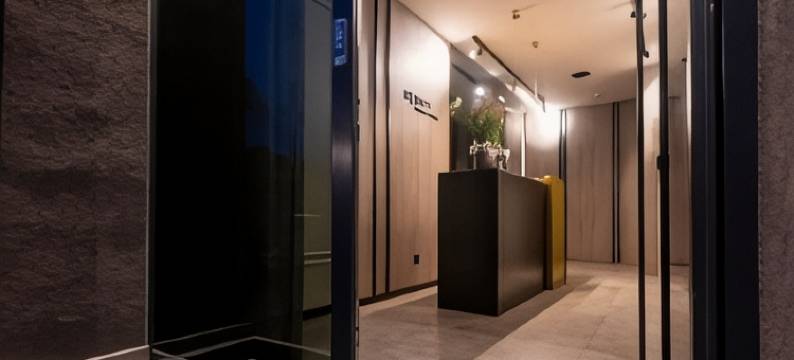 天鹅绒房间及其他(Velvet Rooms & More)图片