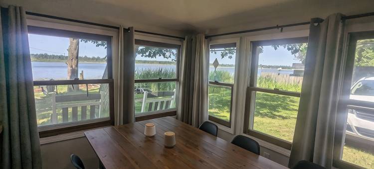 Charming 4-bedroom cottage ON Tawas Lake Pet, kid-friendly. Great Bird watching!图片