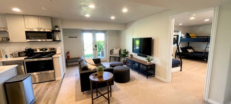 整层采光地下室2卧1卫带迷人景观公寓(Full Above Ground Basement 2 BR 1 B w/ Gorgeous Views)图片