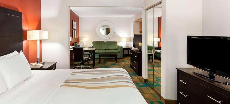 密尔沃基湾岸区拉昆塔温德姆套房酒店(La Quinta Inn & Suites by Wyndham Milwaukee Bayshore Area)图片