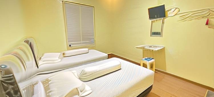 RN民宿-近竹子广场波勒瓦利-米特拉红门酒店(Homestay RN Near Taman Bambu Runcing Polewali Mitra RedDoorz)图片