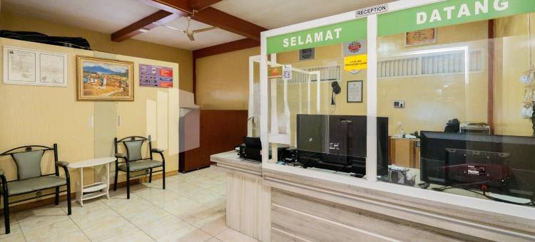 玛朗卡利莫索多米特拉红门酒店-近玛朗新城火车站(Omah Kalimosodo Mitra RedDoorz Near Stasiun Malang Kota Baru)图片