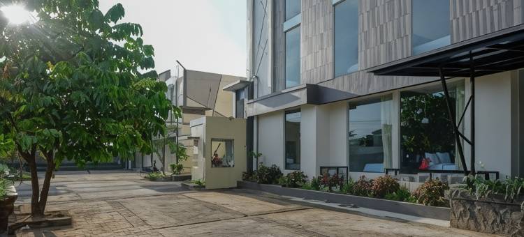 红多兹Plus酒店-近梭罗巴鲁(RedDoorz Plus Near Solo Baru)图片