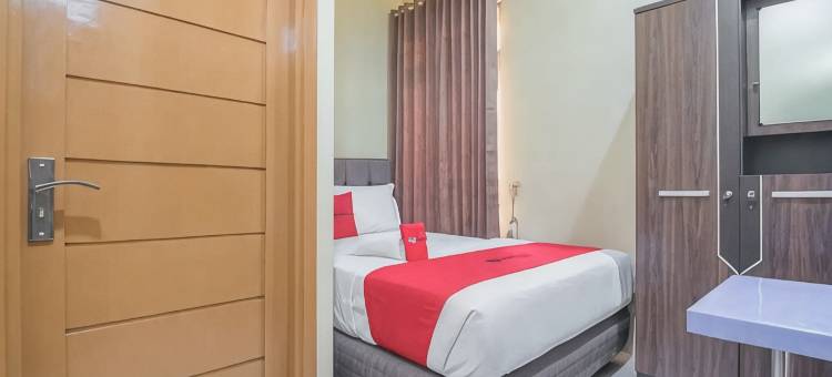 红多兹Plus酒店-近沙姆斯丁努尔机场3号(RedDoorz Plus Near Syamsudin Noor Airport 3)图片