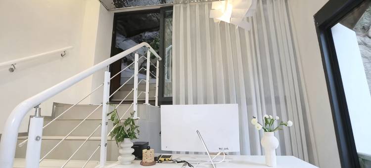 老君山金顶云崖间木屋图片