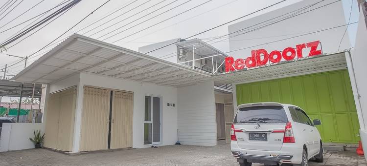红多兹酒店-近泗水西普拉高尔夫球场(RedDoorz Near Ciputra Golf Surabaya)图片