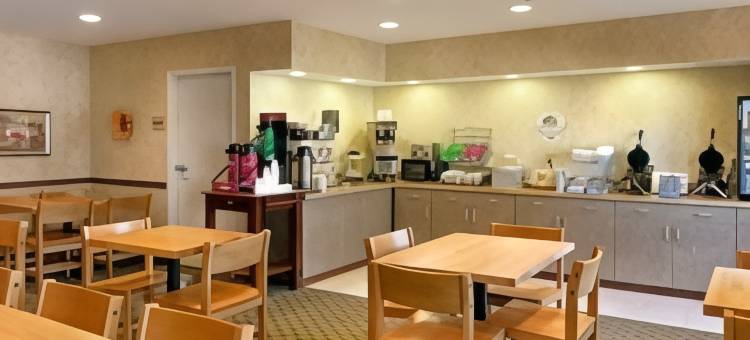 托皮卡-福布斯登陆温德姆速8酒店(Super 8 by Wyndham Topeka at Forbes Landing)图片