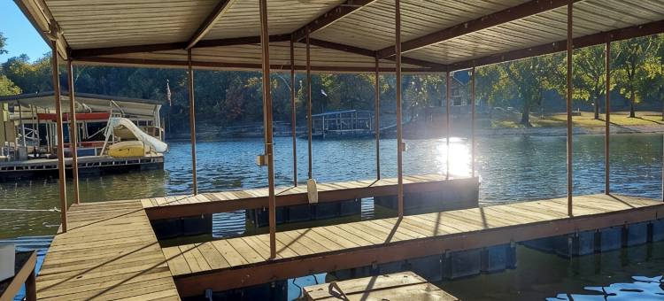 白野牛山庄瀑布景观木屋;亲子友好，配有通往湖泊的通道(Waterfall View Cabin at White Buffalo Lodge;Family-friendly with lake access)图片