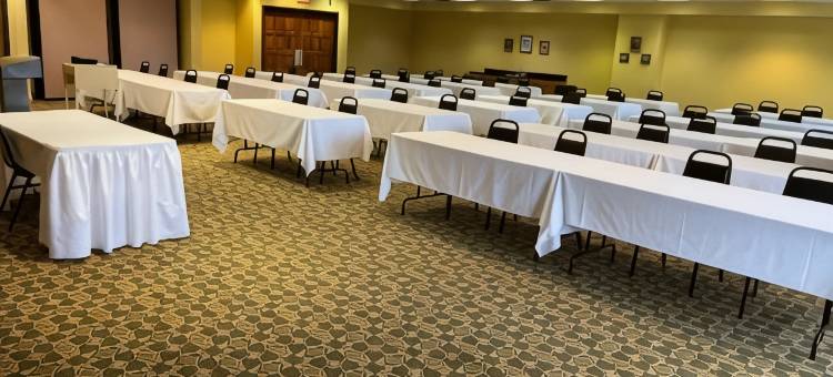 萨顿弗雷伍德戴斯套房酒店(Days Inn & Suites by Wyndham Sutton Flatwoods)图片