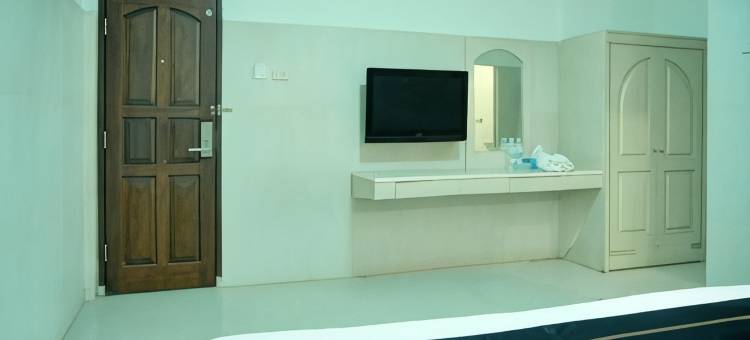 橡树镇帕伦邦酒店靠近安培拉大桥原阿祖拉酒店(Townhouse Oak Palembang Near Jembatan Ampera Formerly Azzura Hotel)图片