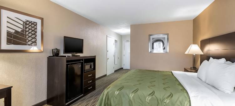 德梅因品质酒店及套房-默尔海路(Quality Inn & Suites des Moines - Merle Hay Road)图片