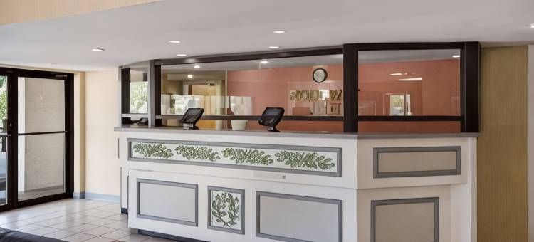 利堡罗德威酒店(Rodeway Inn at Fort Lee)图片