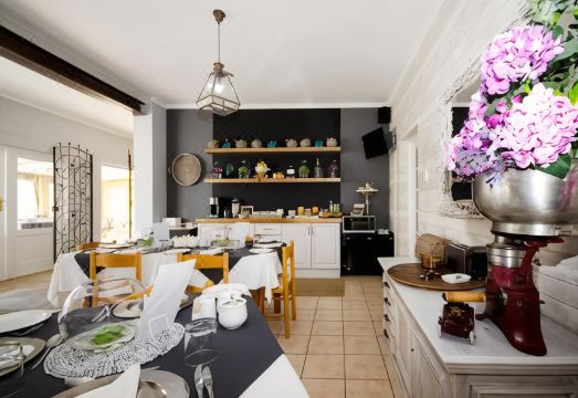 Lodge on Main Guest House and Conference Centre Hotel Overview