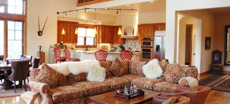 度假屋，超大5卧、可携带犬只、热水浴缸、全新后院露台(Huge 5 Bd Dog Friendly, Hot Tub, New Back Deck!)图片