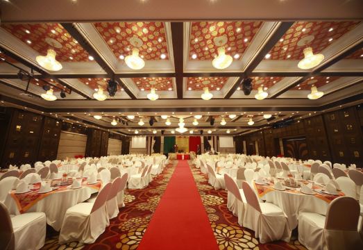 Ruean Phae Royal Park Hotel Hotel Overview