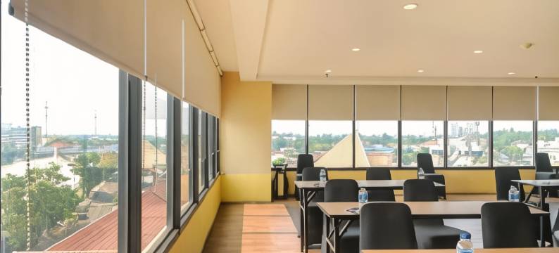 唐格朗黄蜂酒店(Yellow Bee Tangerang)图片