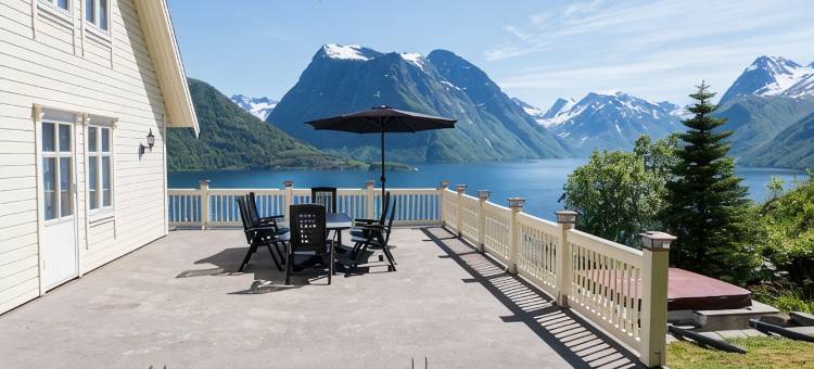 Spectacular Norwegian Fjord with unbeatable view, sauna and hot tub图片