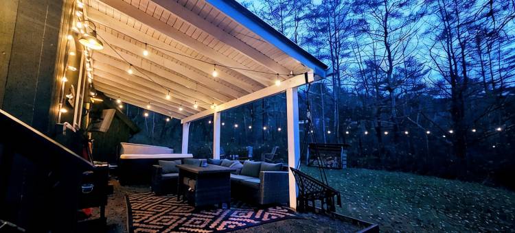 木屋，配有雪松桑拿、热水浴缸、户外电视，附近有泳池!!(Chalet w/Cedar SAUNA, HOT TUB, Outdoor TV and POOL nearby!!)图片