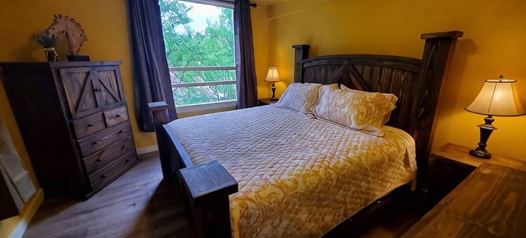 温泉城中心全新更低房价！超赞8卧室3层度假屋，无管理费！！(New Lower Rates! Amazing 8 Bedroom 3 Story Downtown Hot Springs! No Admin Fee!!)图片