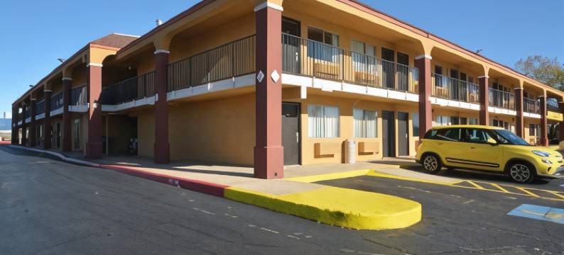 米德韦斯特城速8酒店(Super 8 by Wyndham Midwest City OK)图片