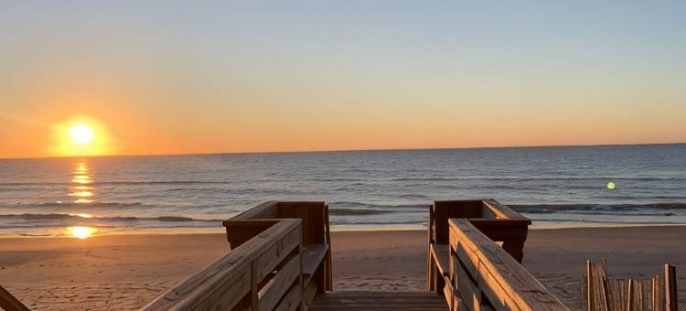 近海滨、距沙滩仅数步的度假屋，宠物友好.(Not quite ocean front, but almost! Just a few steps to the sand! Pet friendly.)图片